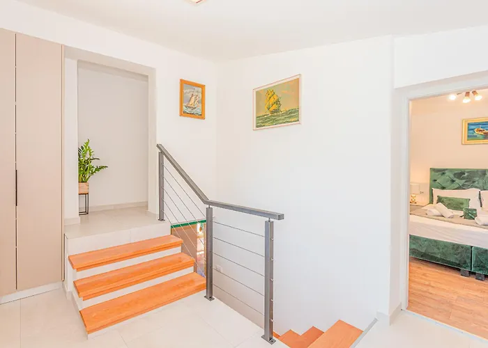 Villa Betelgeuse Jesenice (Split-Dalmatia)